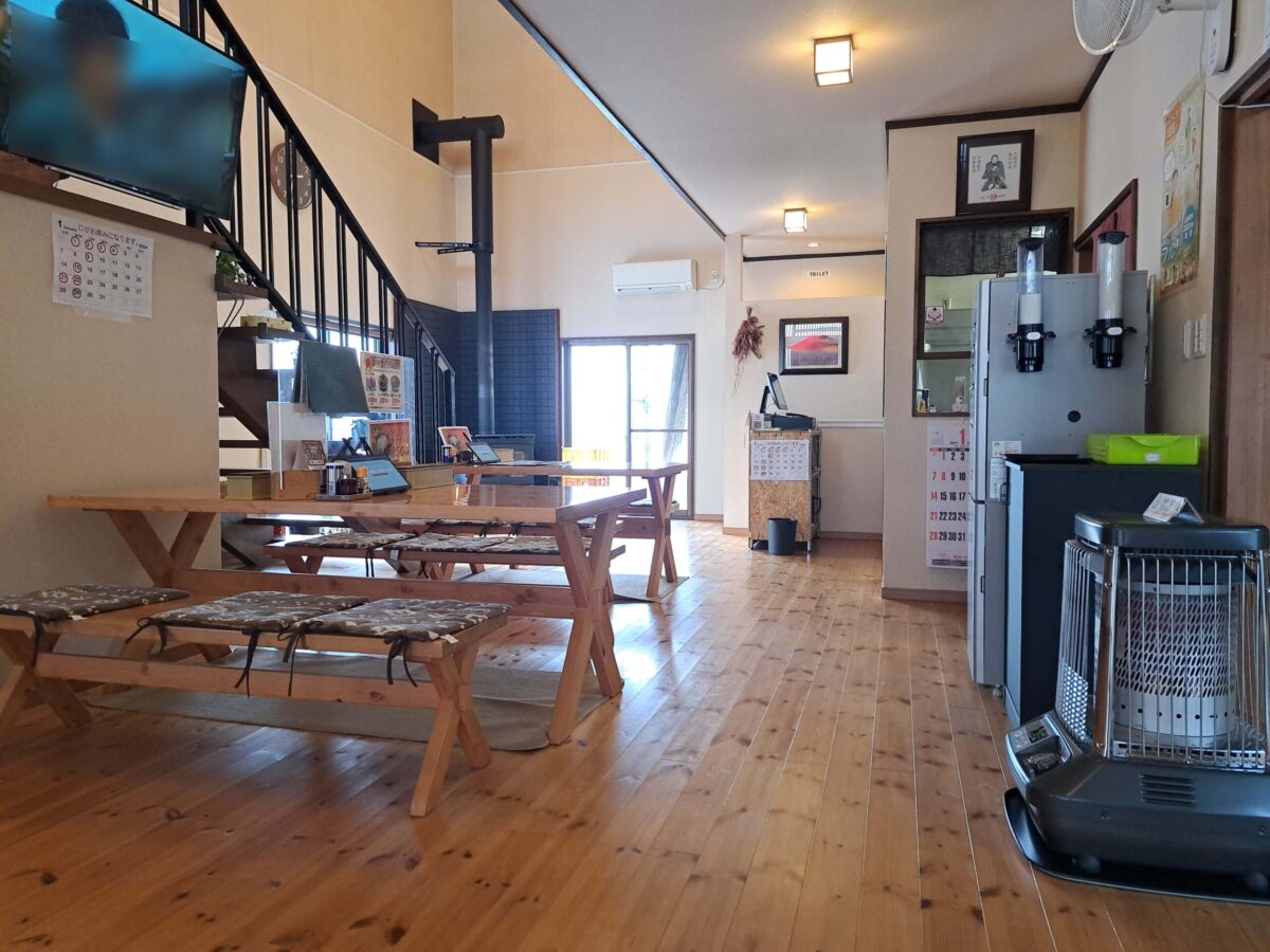 伍らい光-店内②