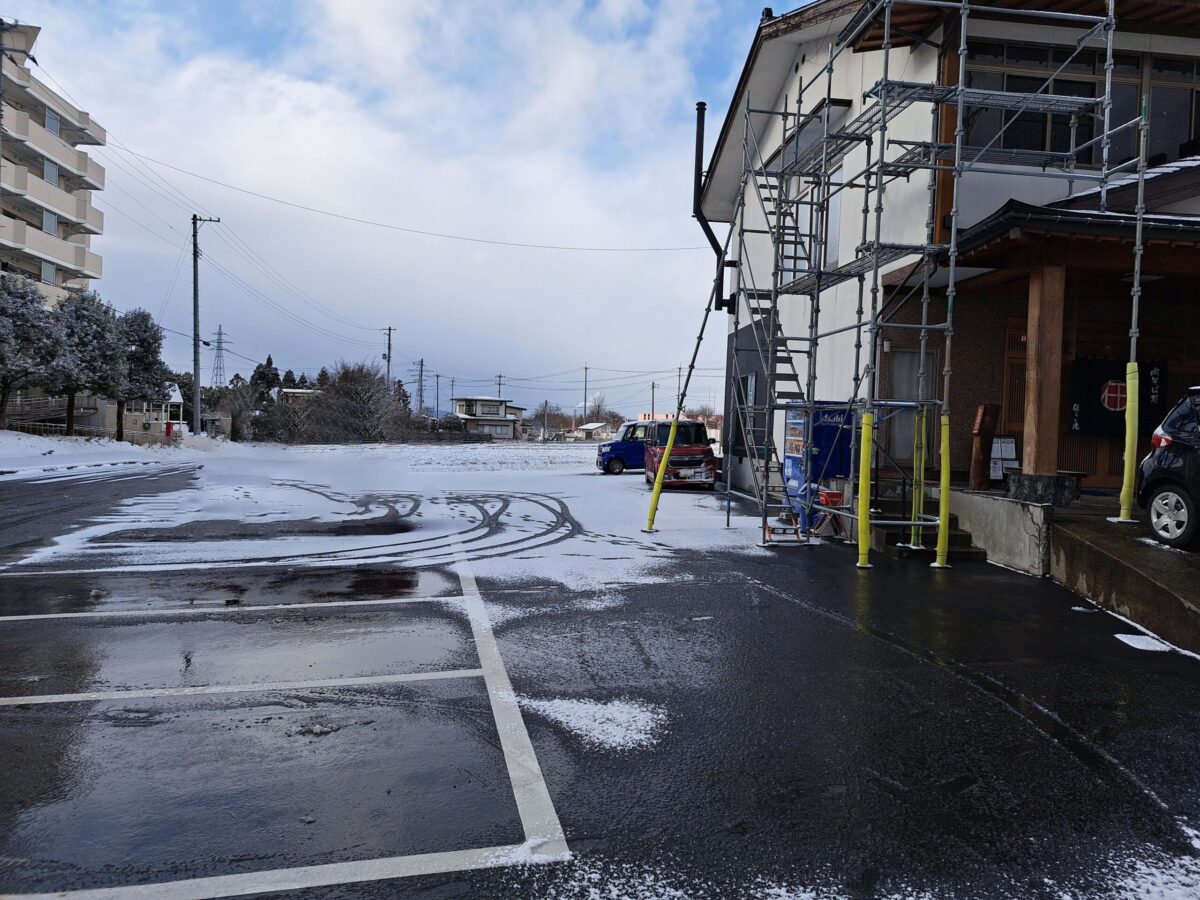 伍らい光-駐車場②