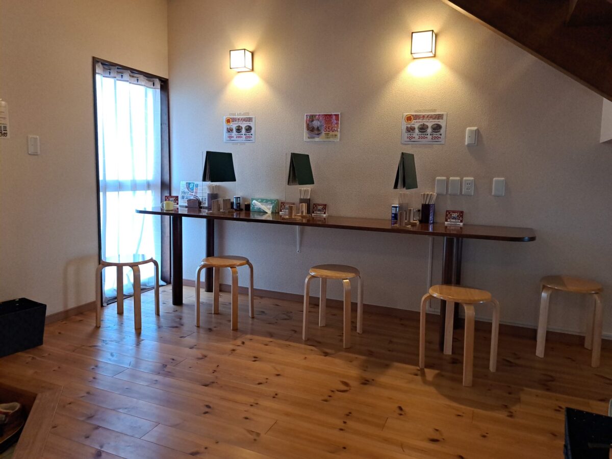 伍らい光-店内③