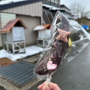 山形スイーツレポ】チョコバナナの無人販売所（鮭川村石名坂）｜路上に