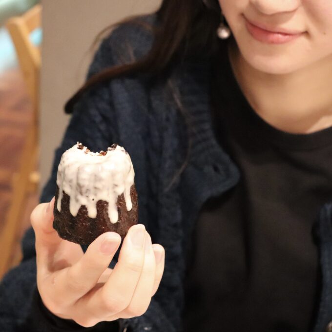 カヌレをほおばる20代女性