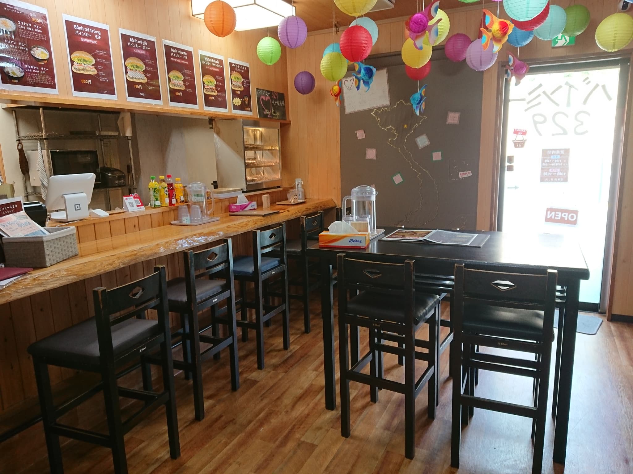 バインミー３２９　店内 (3)