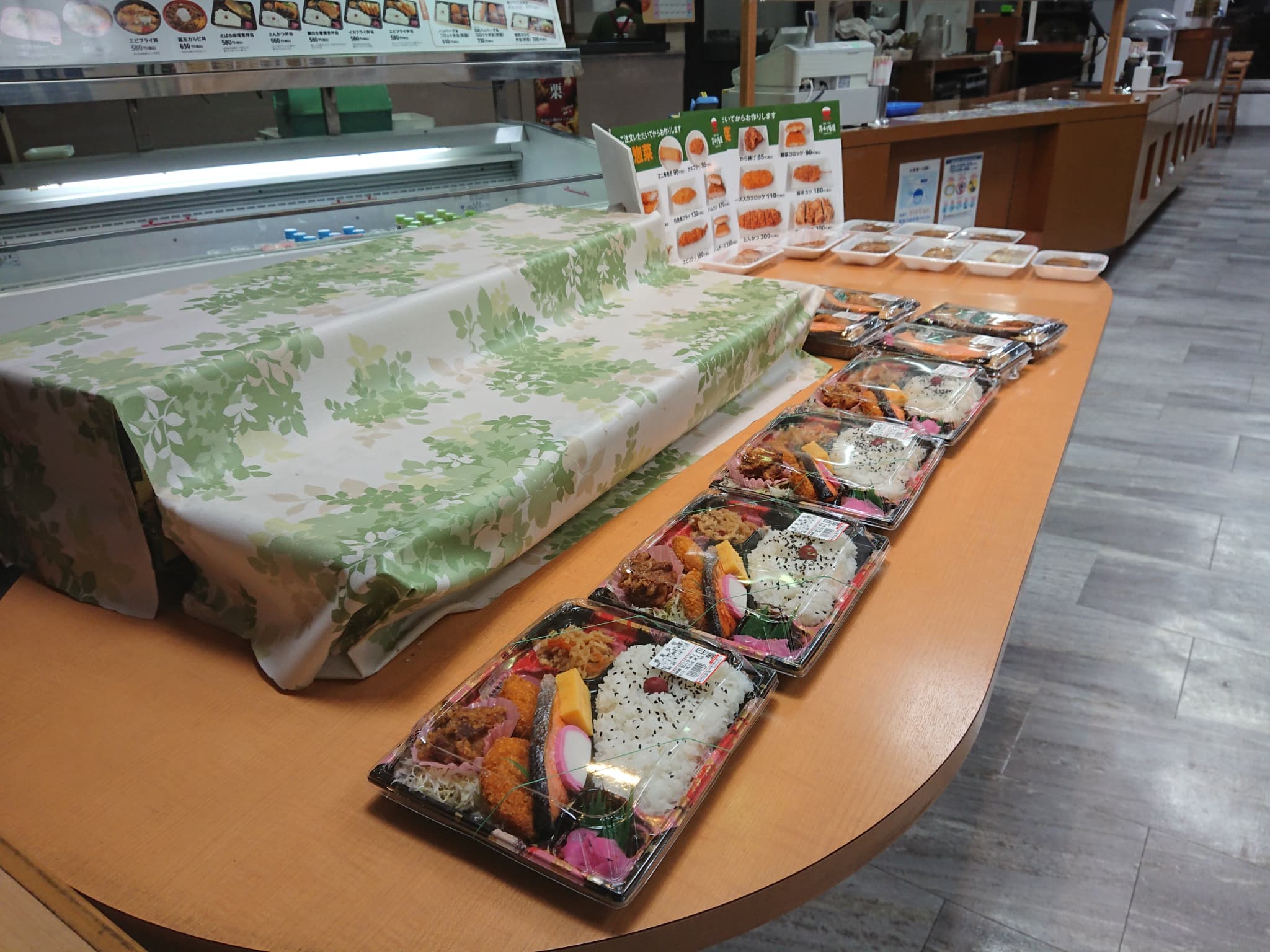 茂利多屋 外観と店内