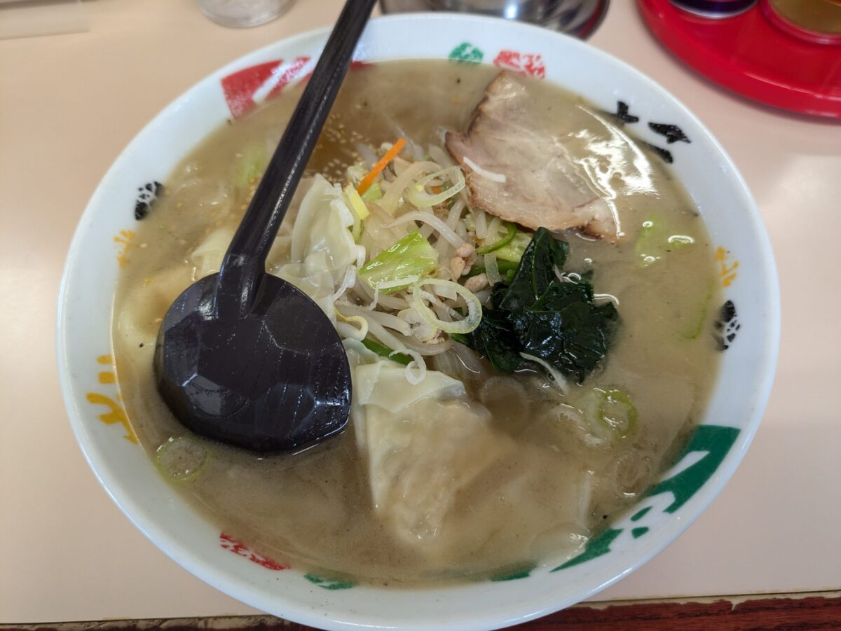 【山形ラーメンレポ】楽屋～らくや～(朝日町和合)│オレンジの建物が目印！昭和の温もり感じるラーメンを頂いてきました！