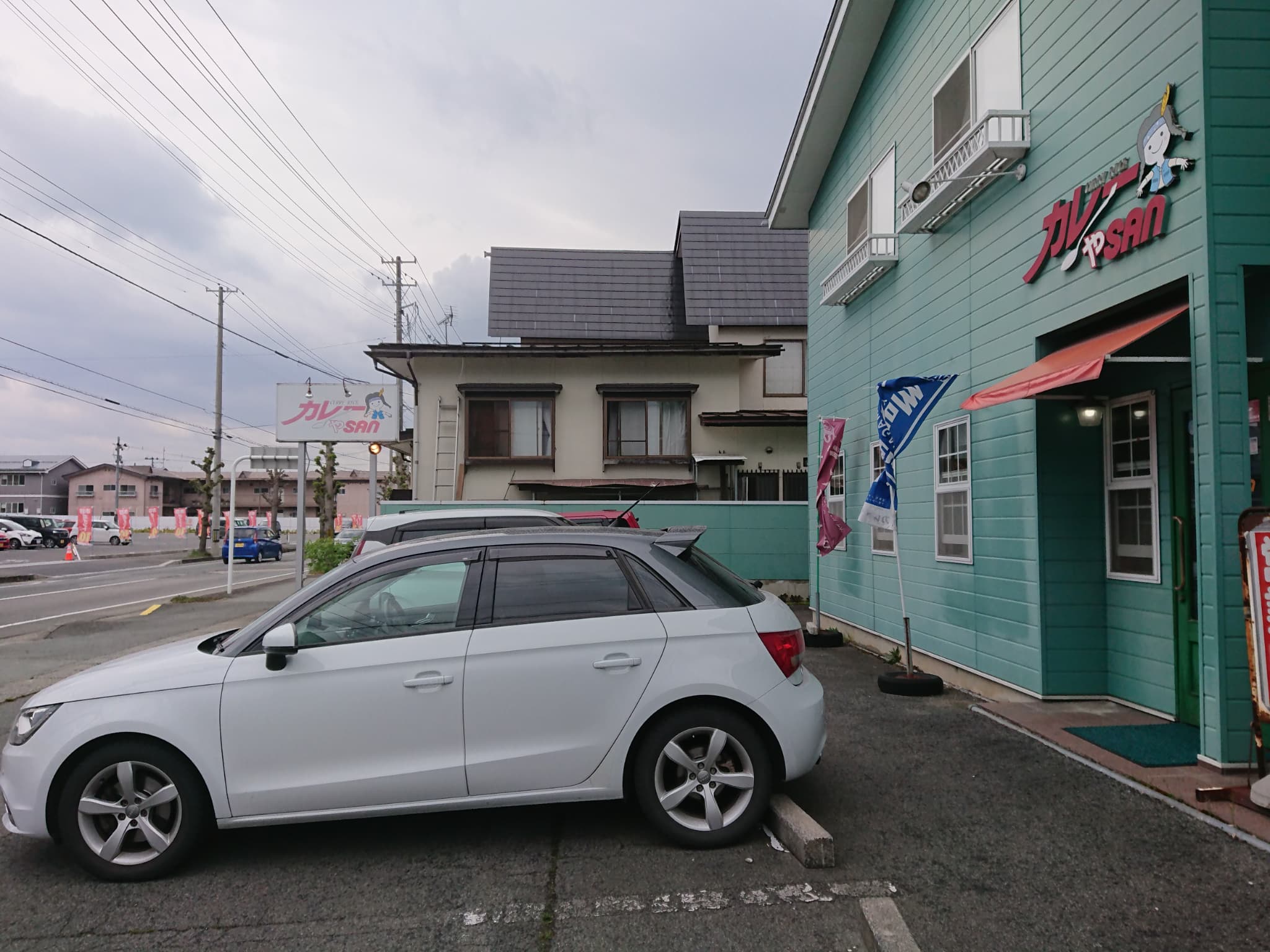 カレーやSAN 駐車場