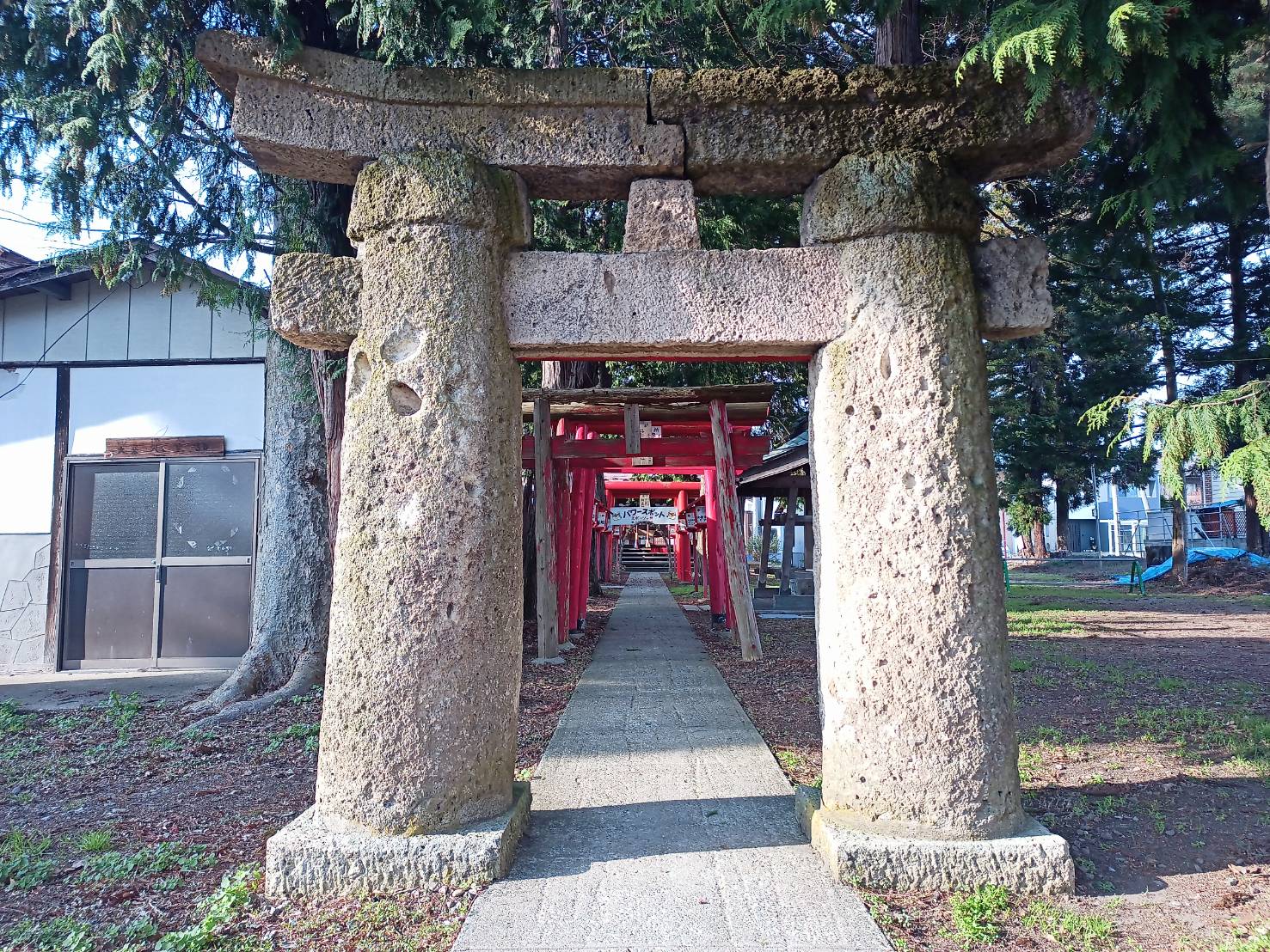 【山形お出かけレポ】日本最古級！四基あるけど「最上の三鳥居」の1基、與次郎稲荷の鳥居（六田の石鳥居）に行ってきました！