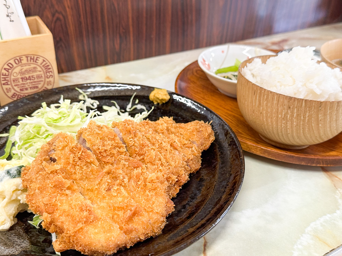 米沢は「牛」だけじゃない！地元民が激推しする「とんかつ丸正」の厚切りトンカツが、お値段以上の幸福度だった…！