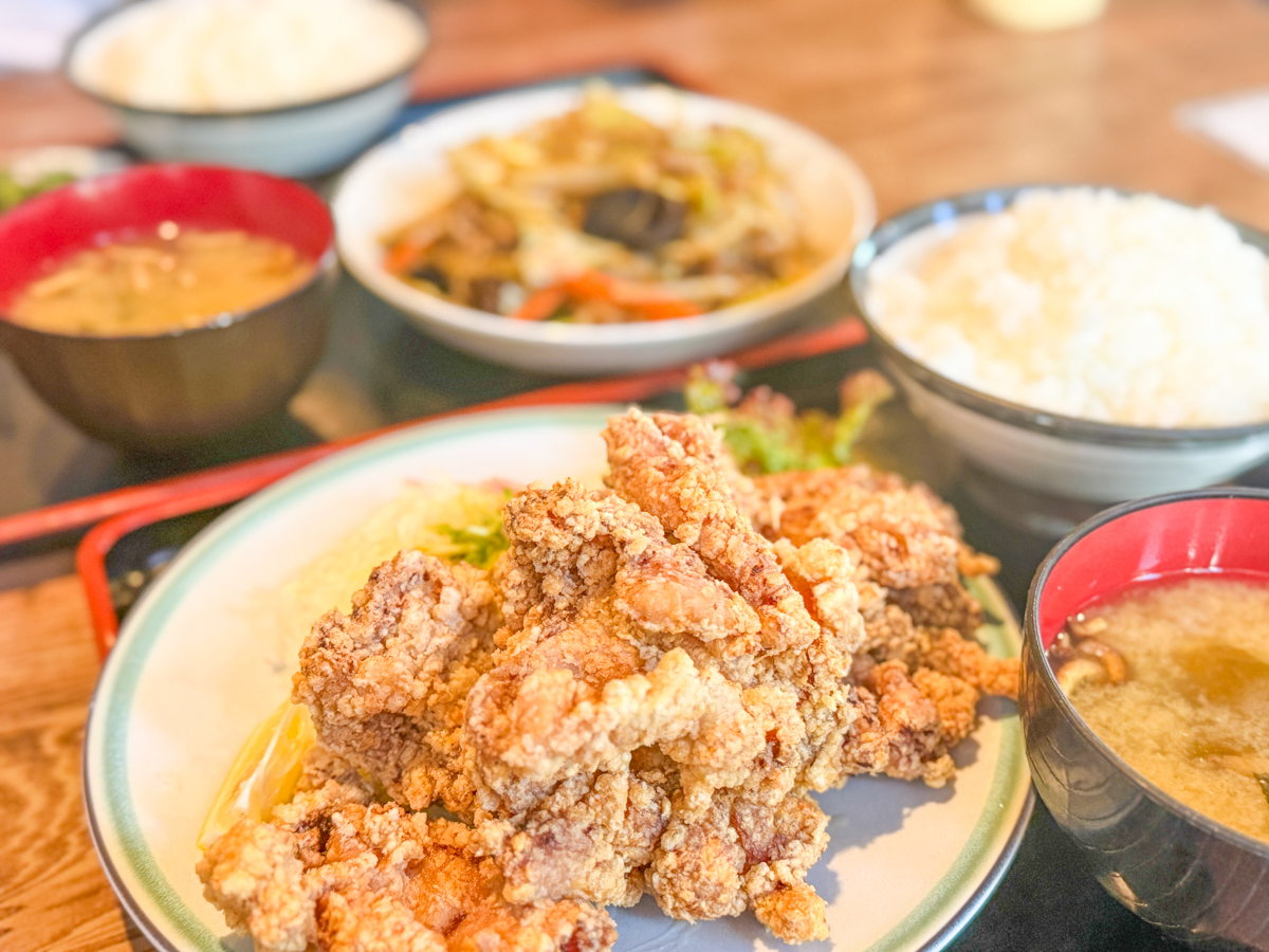 【山形定食レポ】あたご食堂(山形市)|山盛り鳥から定食と野菜炒め定食でお腹いっぱいランチ