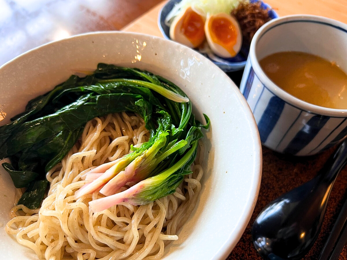 【山形の話題】山形愛溢れる一杯!「赤根ほうれんそうつけ麺」が12/31~1/4の期間限定で登場!|麺屋 寿(中山町)