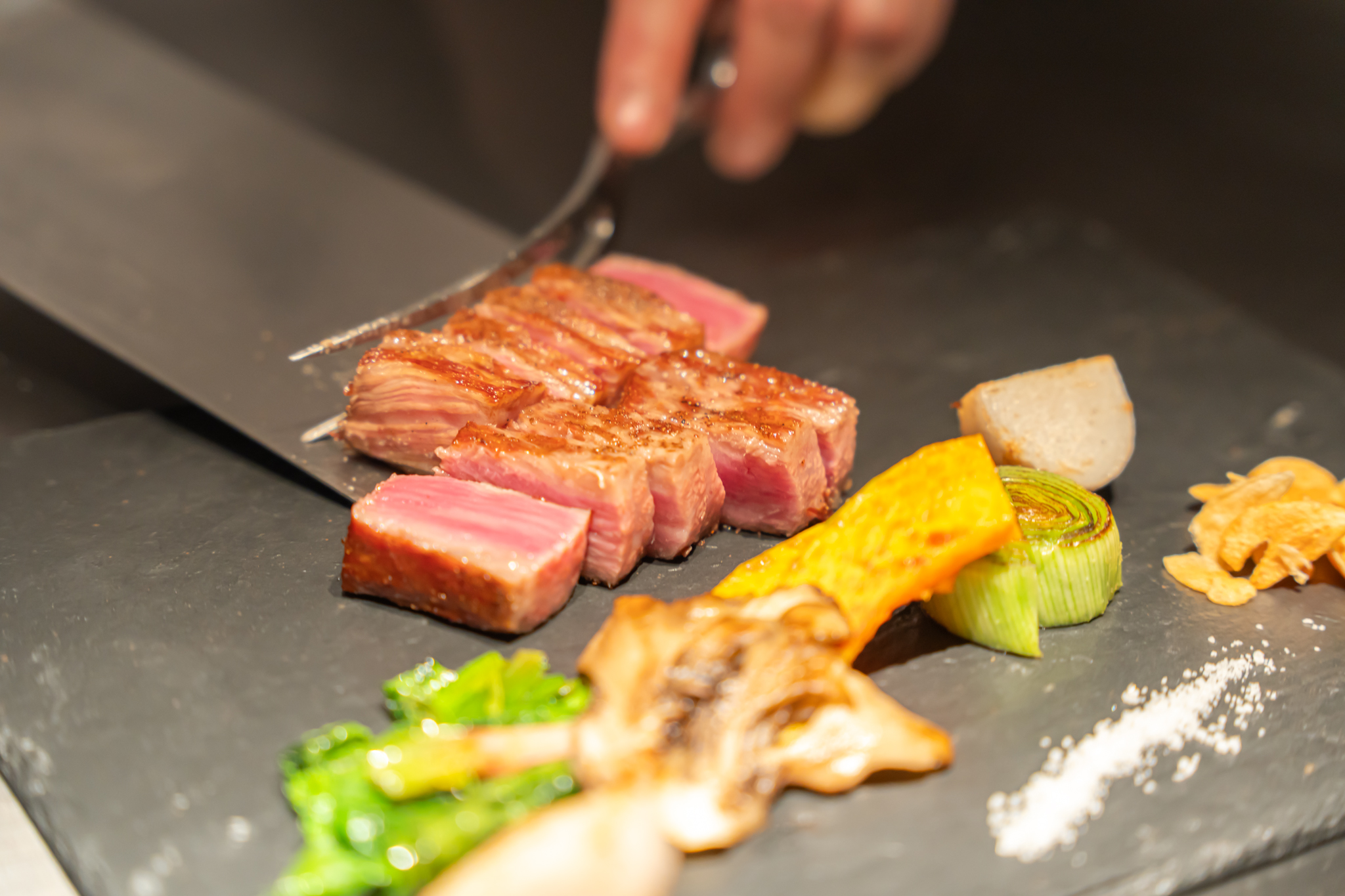 鉄板焼きで山形牛を焼く様子4