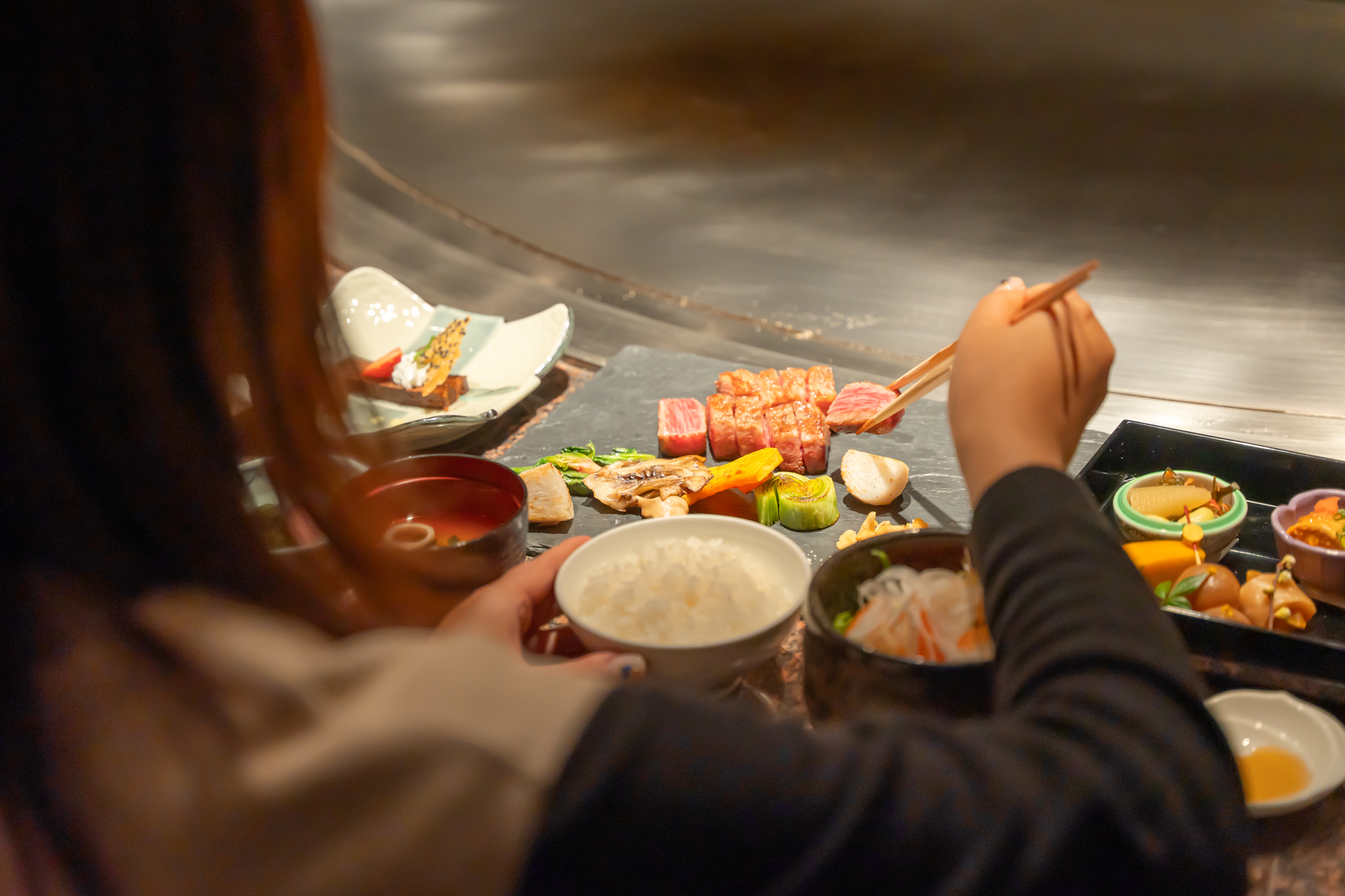 最高の状態で焼き上げられたお肉をいただく様子