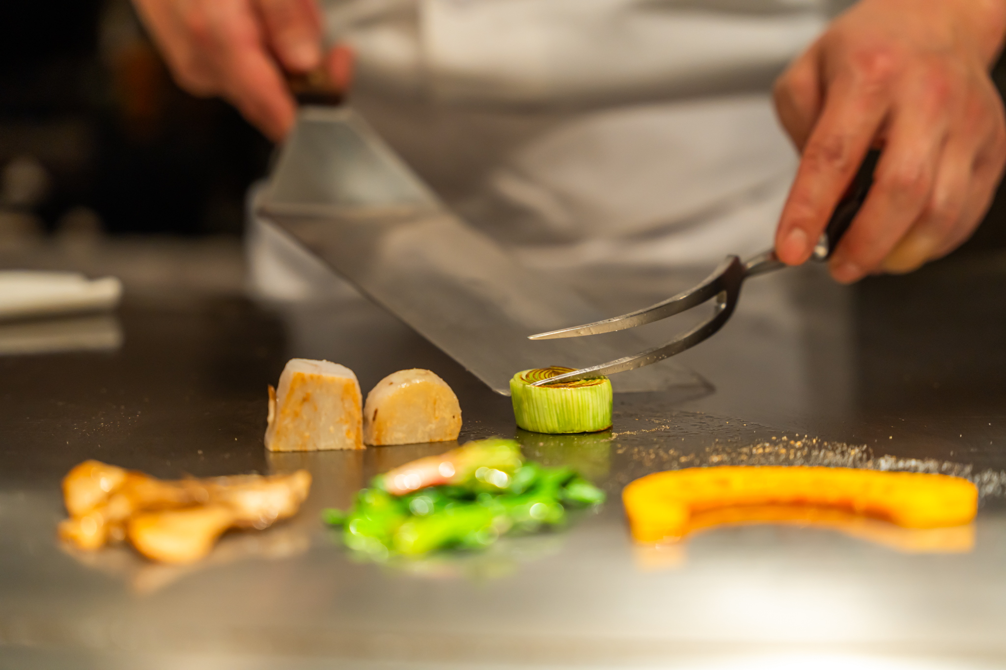 鉄板焼きで野菜を焼く様子1