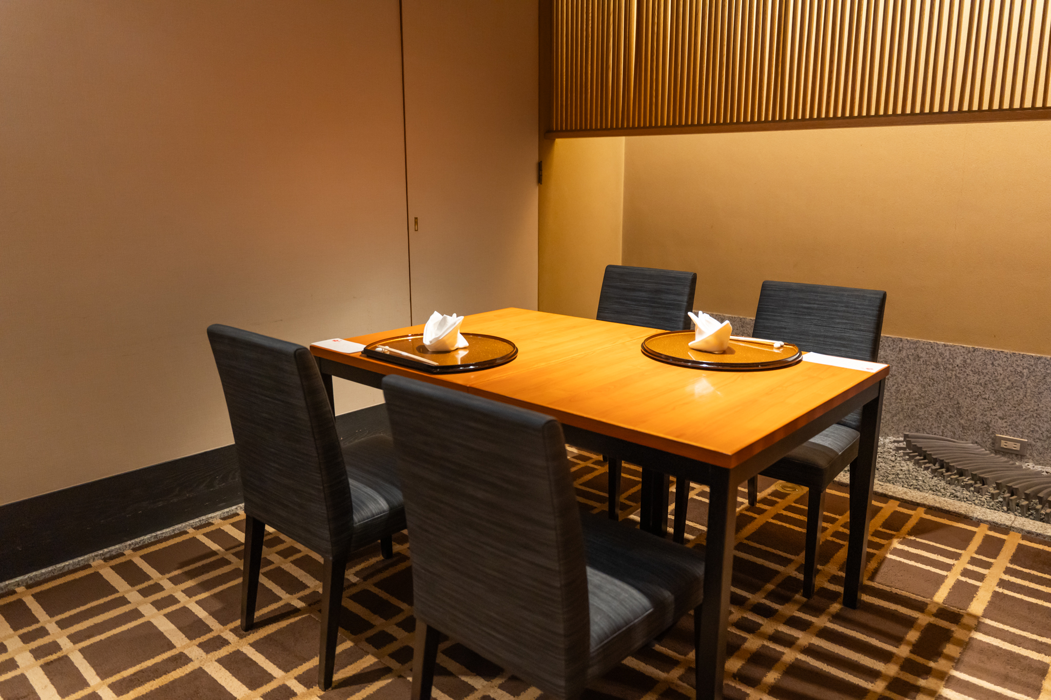 最上亭のテーブル席2