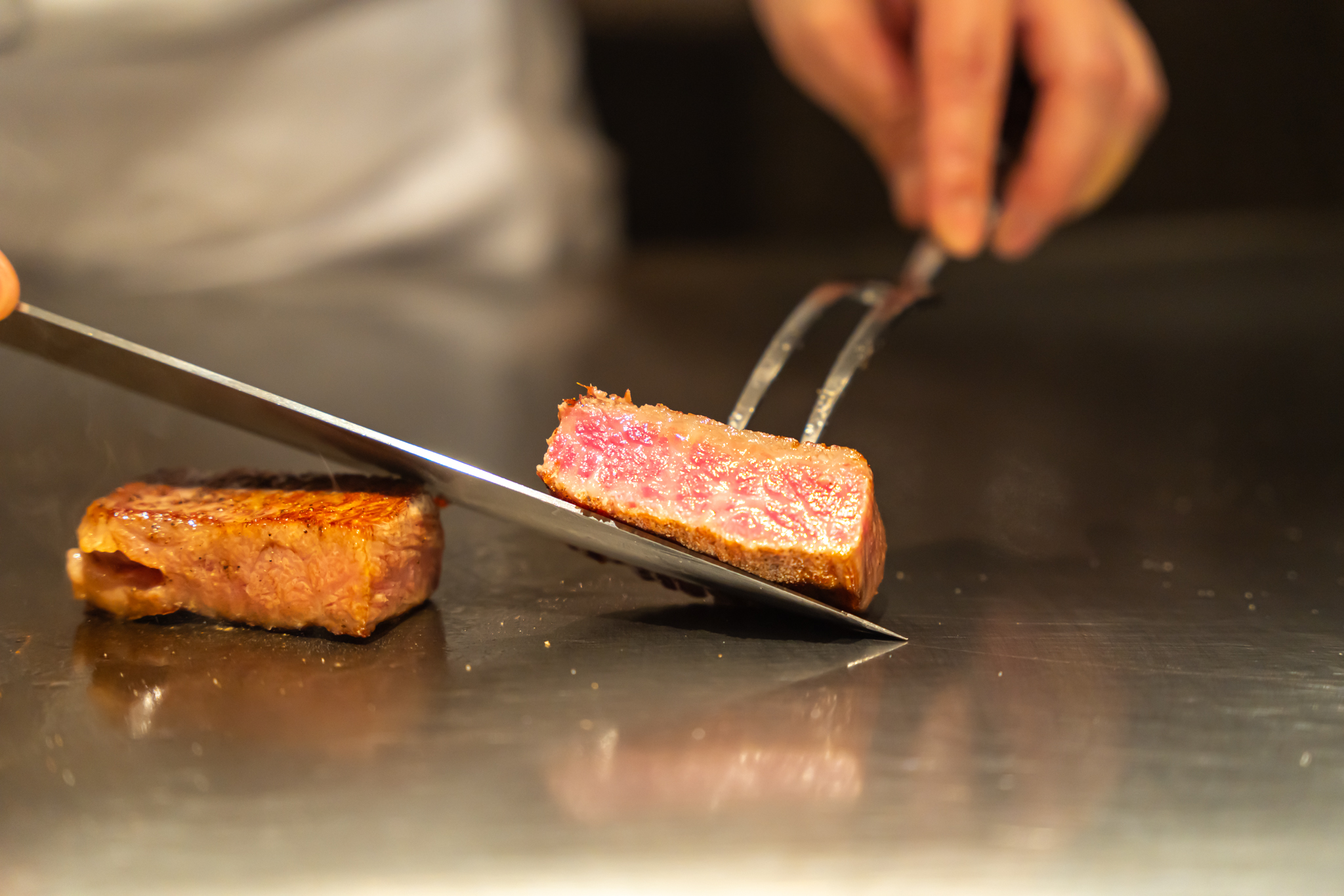 鉄板焼きで山形牛を焼く様子3