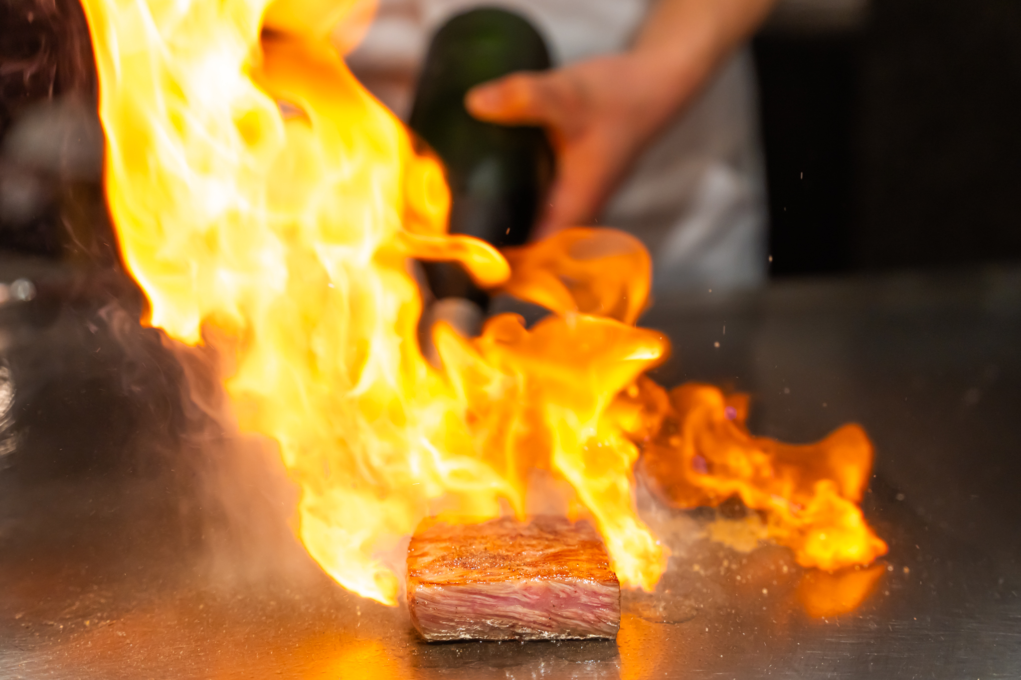 鉄板焼きで山形牛を焼く様子2