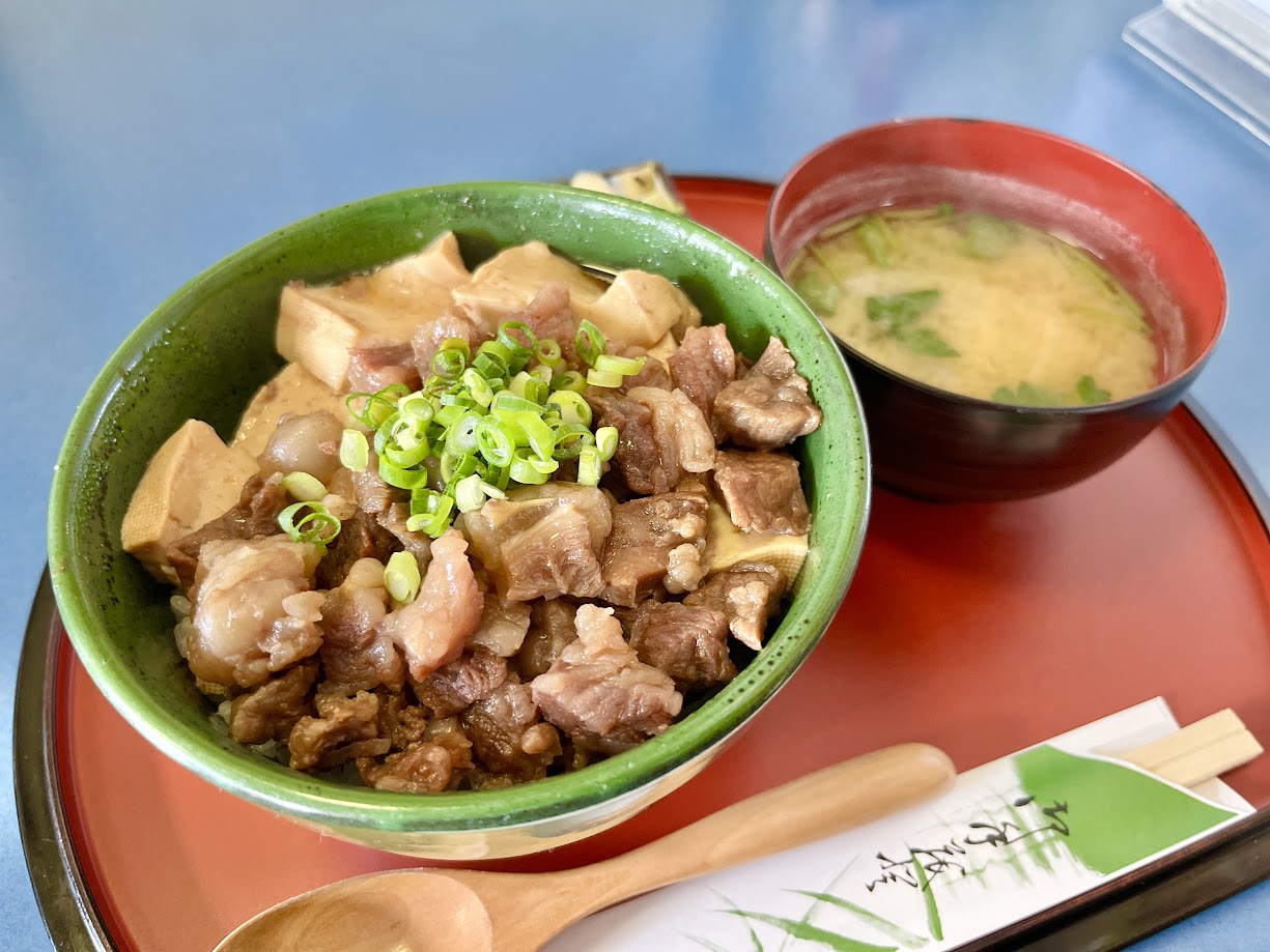 【置賜定食レポ】あっさり食堂(川西町)|ホロホロ食感に感動!「牛すじ煮込み丼ぶり」がしみしみで旨すぎた