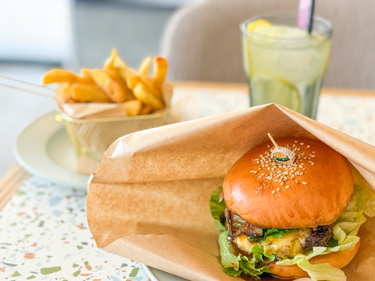 【山形新店】手袋でかぶりつく新体験!山形駅前にハンバーガー専門店「かさね。」がオープン|絶品ガブリバーガー実食レポ