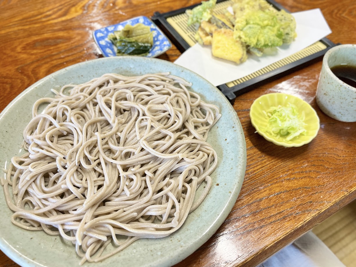 【置賜そばレポ】四代手打 源蔵そば（南陽市）｜明治創業の茅葺き古民家で味わう、感動の十割蕎麦