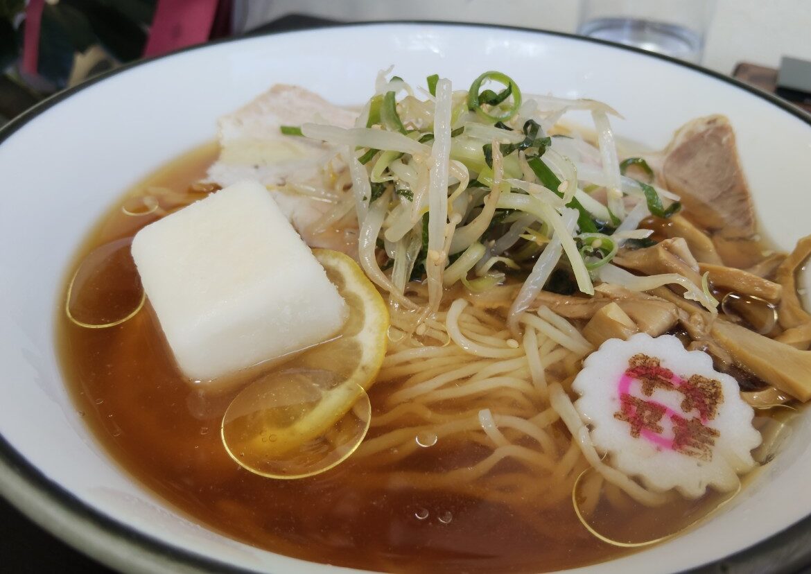 【山形ラーメンレポ】あの話題のお店に「冷やし」が初登場！平吉流レモン氷の冷やし出汁ラーメン｜二代目 平吉屋（山形市）