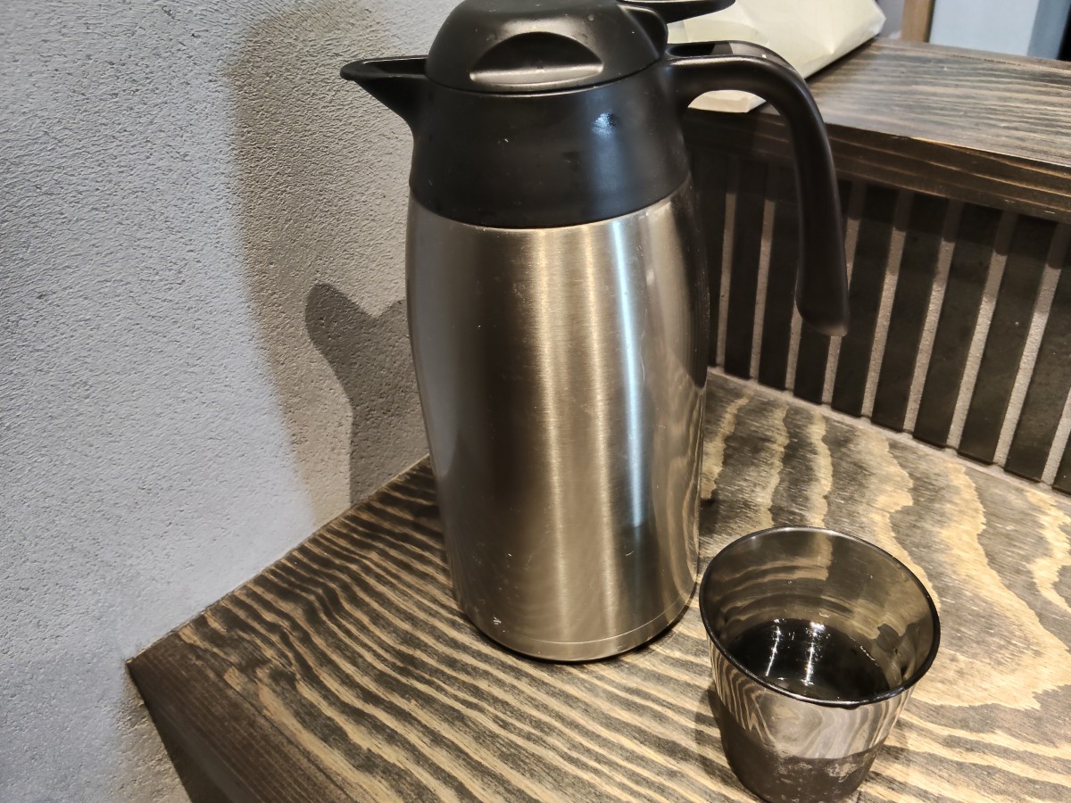 カウンター卓上の冷水ポット