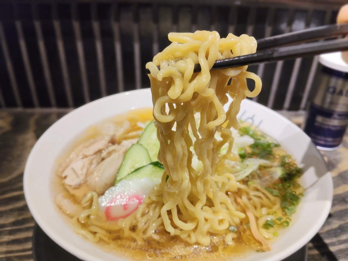スープが絡む細縮れ麺のリフトアップ