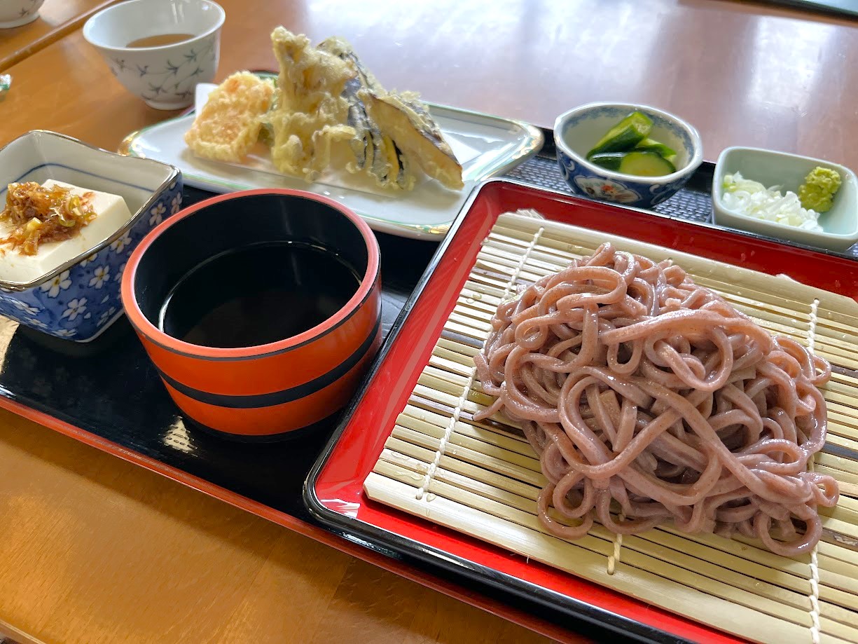 【置賜ランチ】お母さん食堂 あいあい(小国町)|絶景で楽しむ名物高きびうどん&ド迫力のカレー