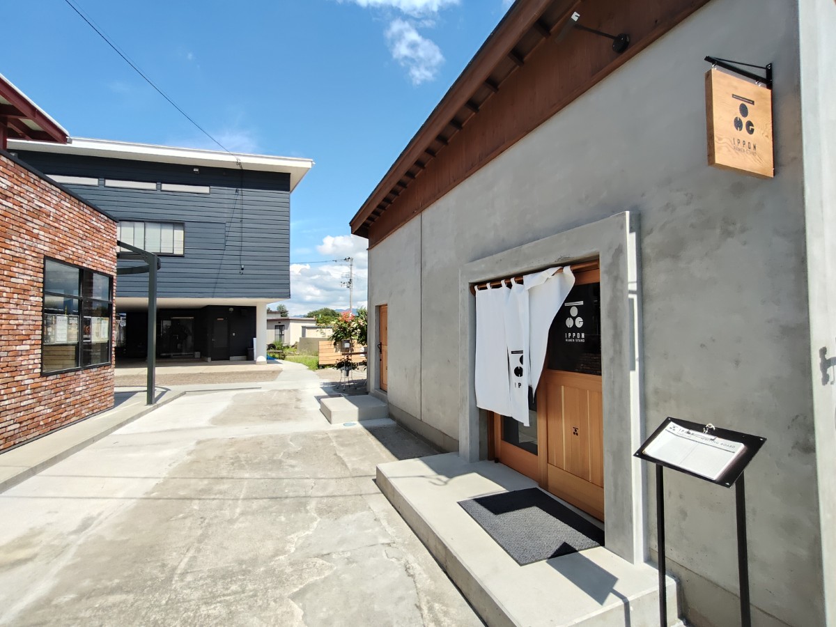 白い暖簾が映える店舗入り口