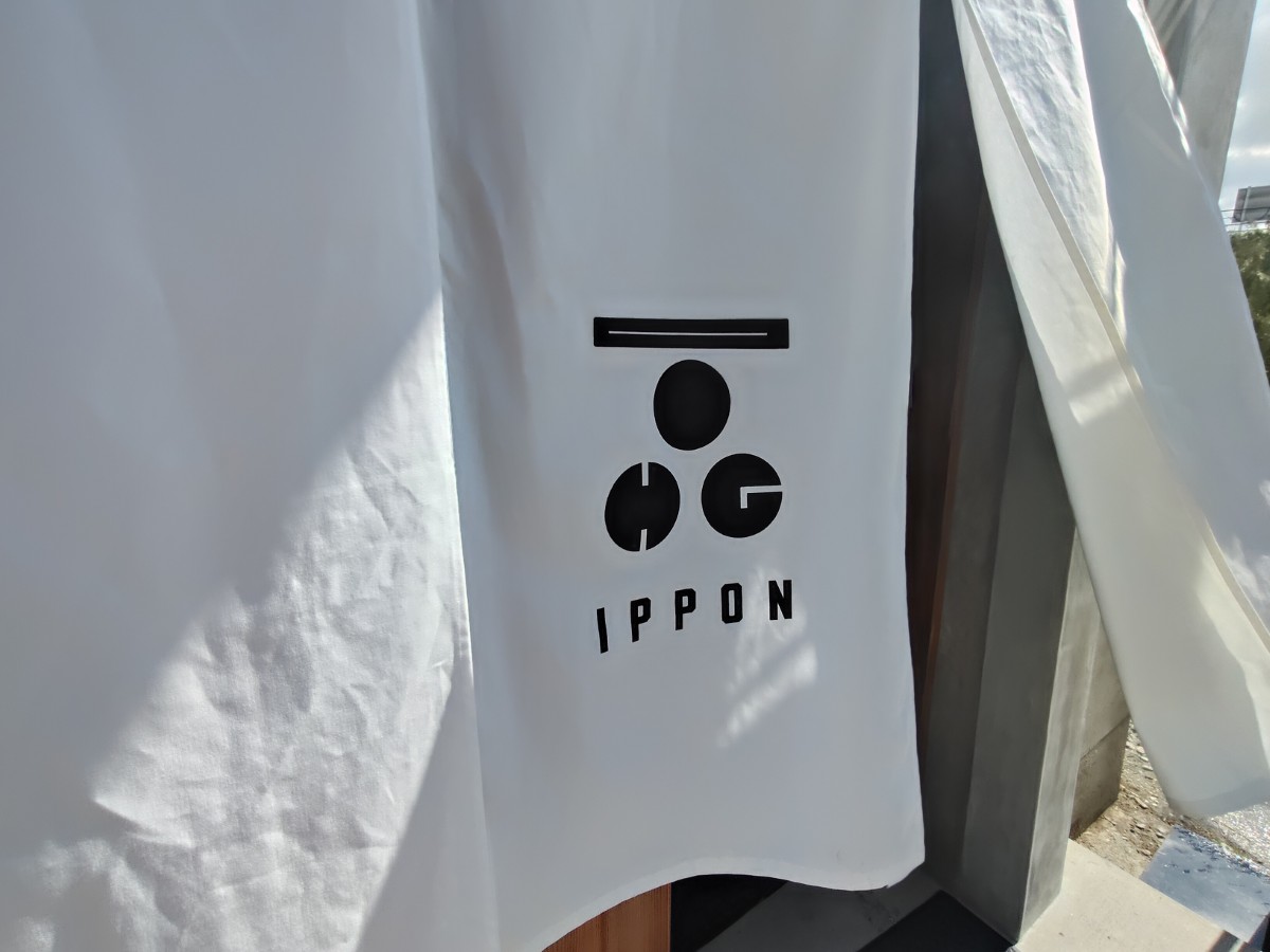 IPPONの印象的な暖簾と店舗外観