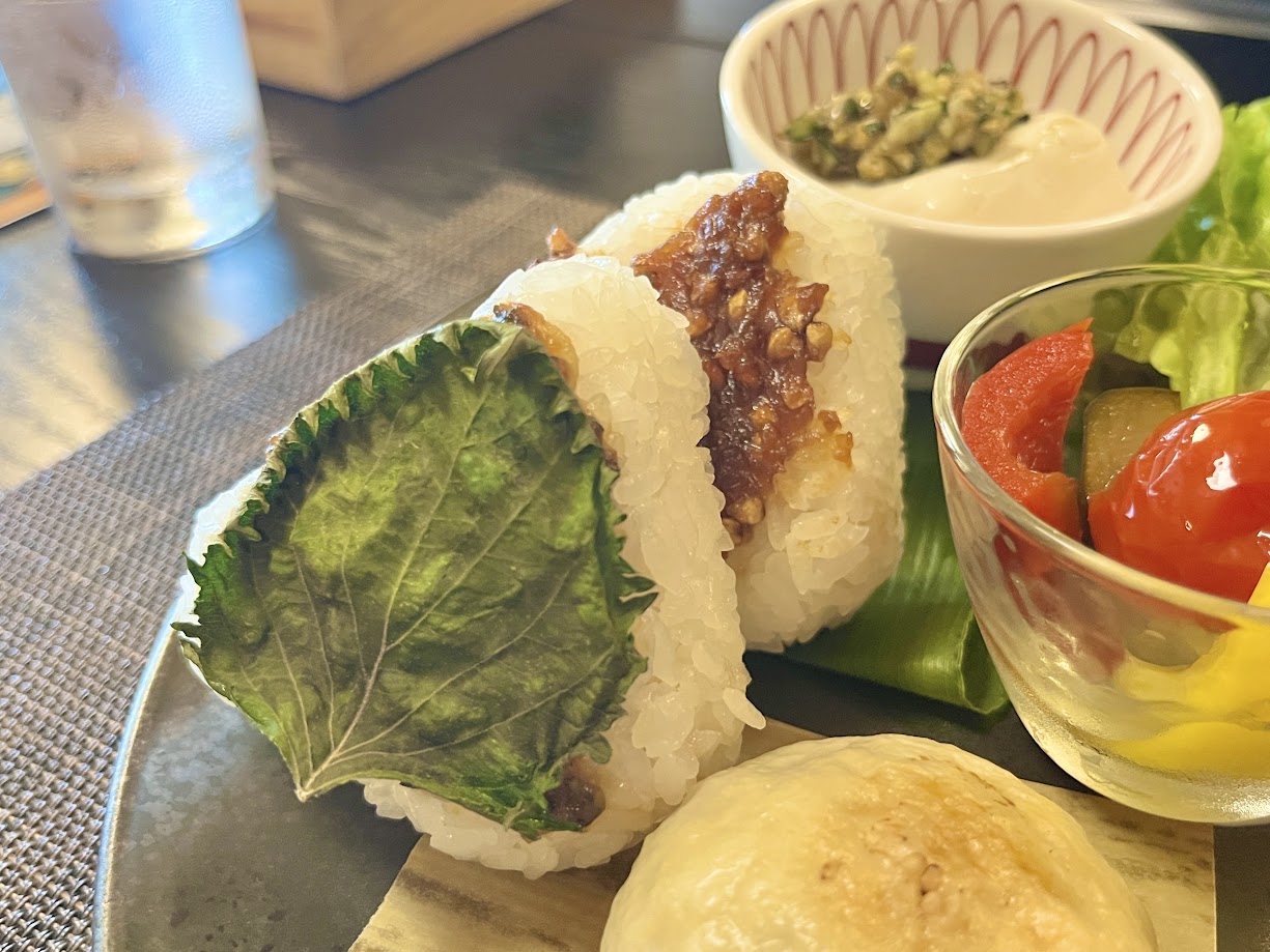 そば味噌としそ味噌のおにぎり