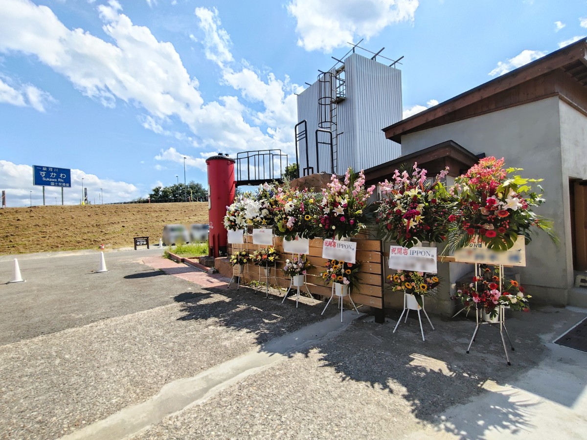開店祝いの花が飾られたIPPONの入り口