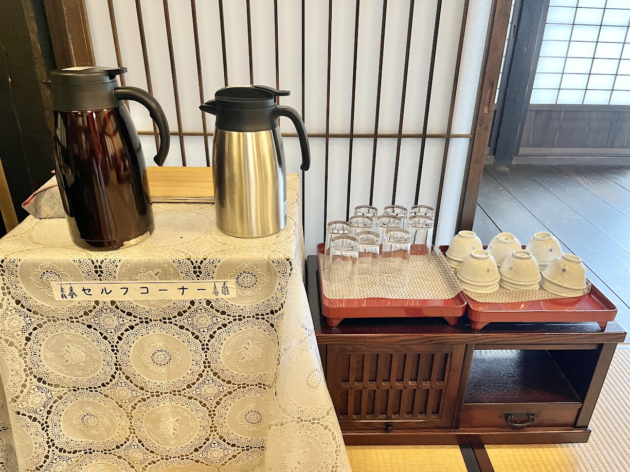 セルフサービスのお茶とお水コーナー