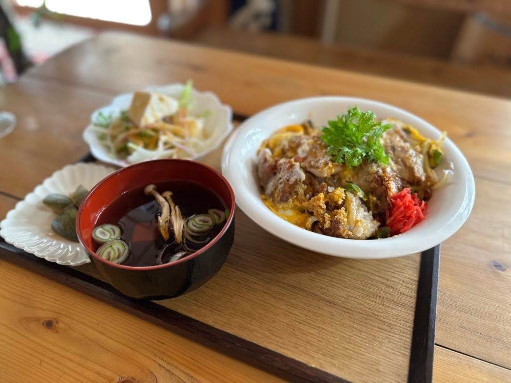 ドライブついでに寄りたい！大石田の自然派カフェ「めもりい」のカツ丼が想像以上だった