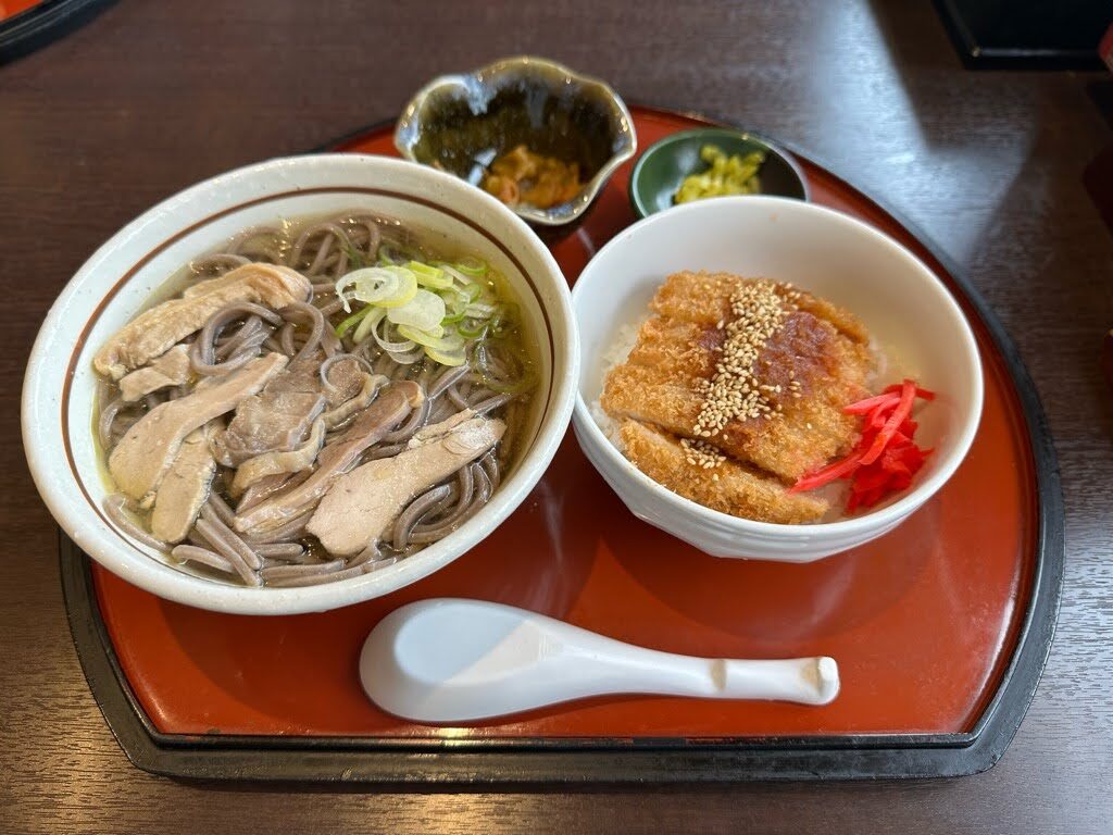 【寒河江市】「そば処 ひふみ」名物の冷たい肉そば×揚げたてゲソ天が絶品!ミニソースカツ丼も満喫レポ