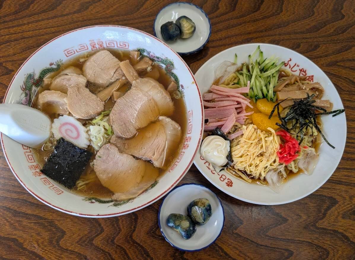 【川西町】ヒグマのはく製に見守られながらすする一杯！？老舗名店「藤屋」の絶品チャーシュウメン