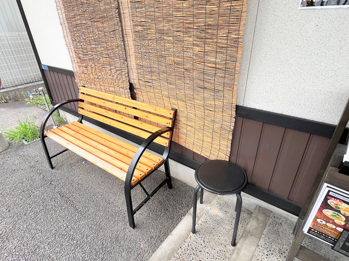 みなみのとんとん-店前のベンチと椅子