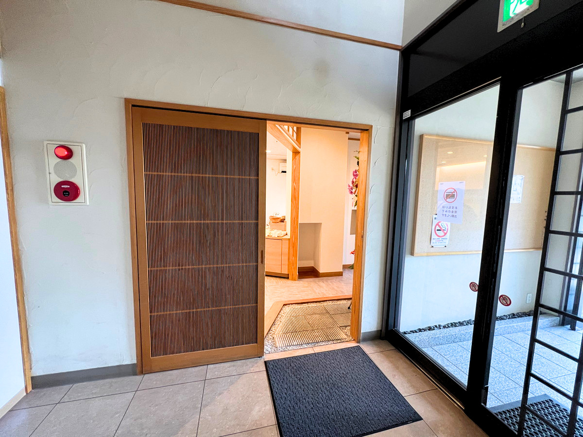 乃ノ嘉の入り口引き戸