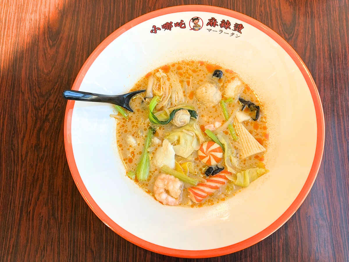 【天童市】あの話題店「小哪吒麻辣燙」の味が楽しめる！？『中華美食屋 天童店』の新メニュー“具沢山マーラータン”を実食レポ！
