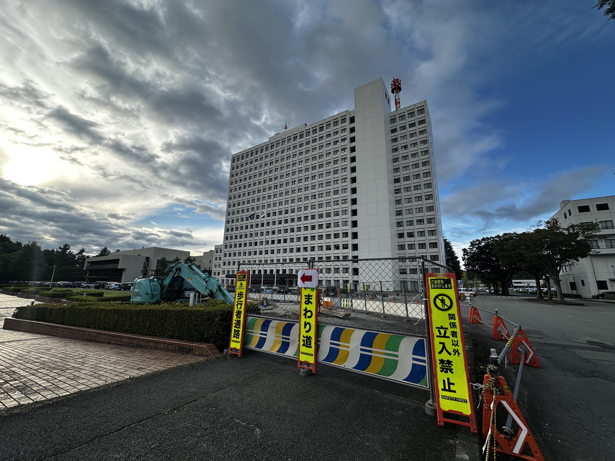 【山形県庁】駐車場が工事中で何ができる?現場に行ってみたら「バス待ち勢歓喜」の嬉しい施設だった!