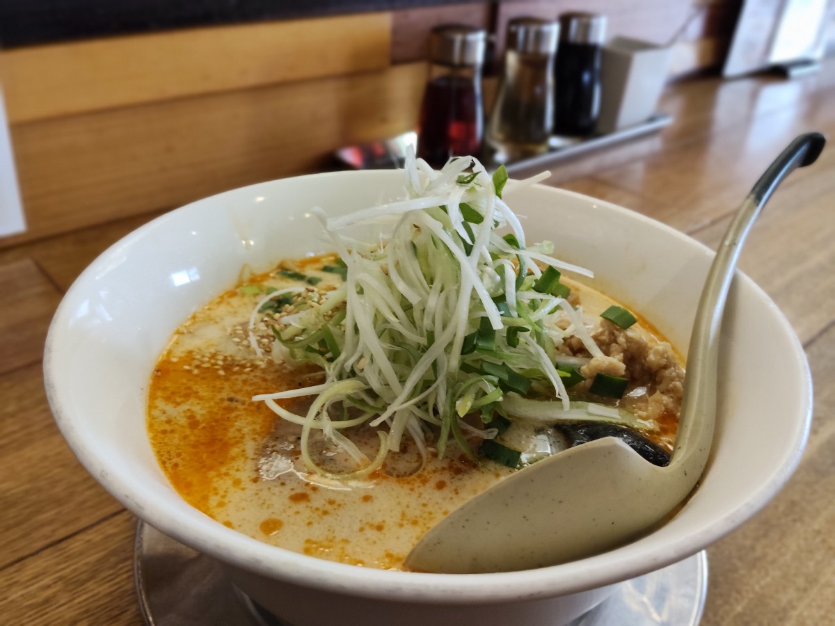 【山形ラーメン】麺家かぐら 西バイパス店へ!看板の鶏ごぼうに並ぶ人気メニュー「塩タンタン麺」の魅力とは?